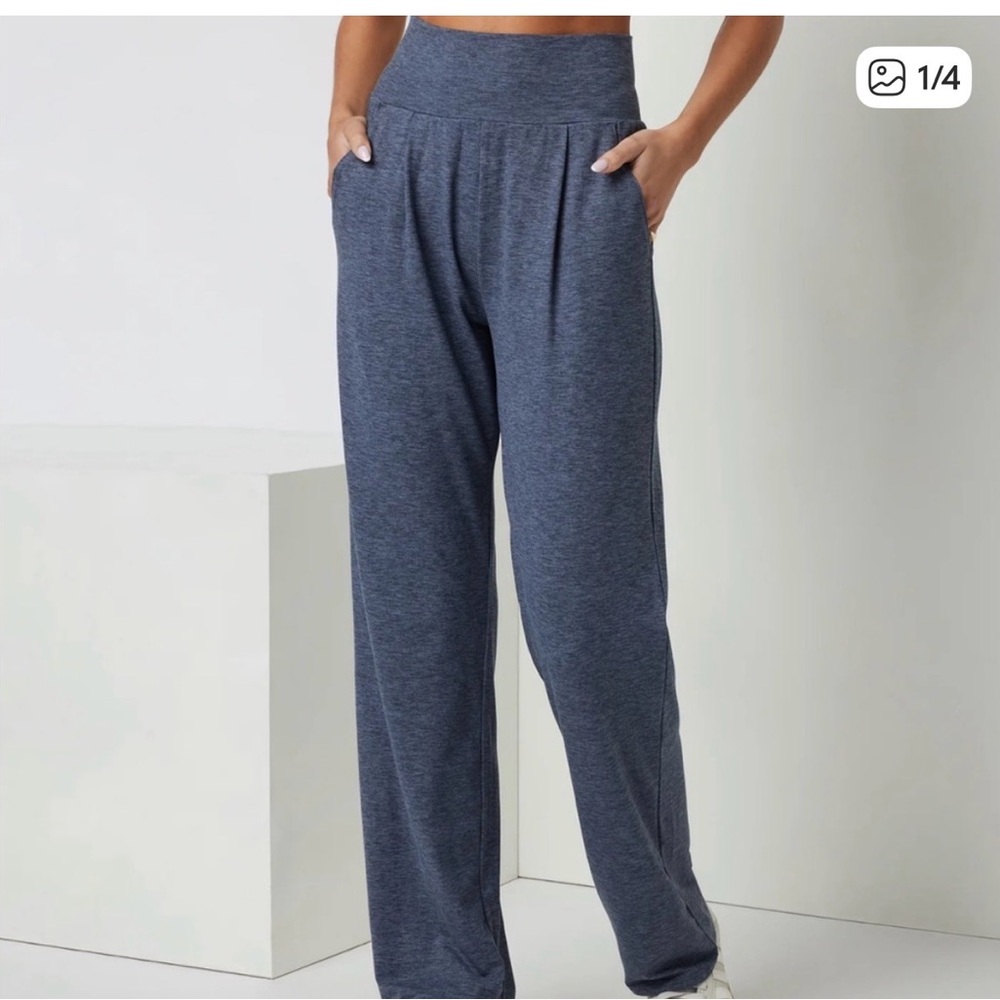 Vuori Women's Luxe At Ease Straight Leg Pants NWOT